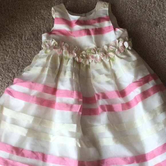 A girls dress - Picture 2 of 3